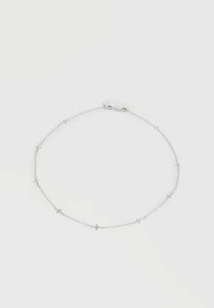 Srebrna bransoletka z łańcuszkiem, z małymi, równomiernie rozmieszczonymi krzyżykami i zapięciem karabińczykowym na białym tle.