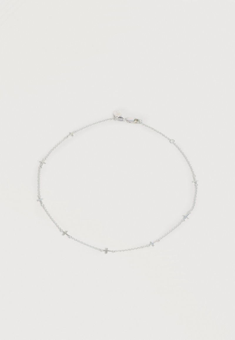 Ασημένιο βραχιόλι αλυσίδας με μικρούς, ομοιόμορφα διατεταγμένους σταυρούς και κούμπωμα τύπου λιβελούλα σε λευκό φόντο.