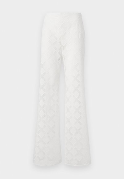 Witte flared broeken gemaakt van textuurstof met een diamantpatroon. De tailleband is glad, zonder zichtbare hardware of accenten.