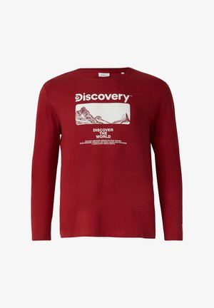 Rotes langärmeliges Baumwoll-T-Shirt mit einem Grafikdruck, der Bergmotive und Text zeigt. Rundhalsausschnitt und Standardpassform, glatte Textur.