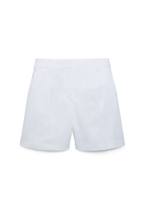 Weiße, maßgeschneiderte Shorts mit hoher Taille, Gürtelschlaufen und vorderer Naht, gezeigt vor weißem Hintergrund.