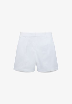 Shorts bianchi su misura a vita alta con passanti per cintura e dettagli sulla cucitura frontale, mostrati su uno sfondo bianco uniforme.