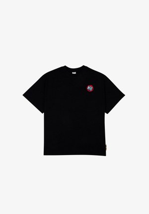 Černé bavlněné tričko s krátkým rukávem, kulatým výstřihem a barevným kulatým logem na levém prsu. Obsahuje barevný štítek na boku.