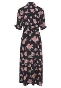 Musta kukallinen maksimekko, jossa on lyhyet käännetyt hihat, kaulus ja vyötärönauha; siinä on pinkkejä ja sinisiä kukkakuoseja ympäriinsä.