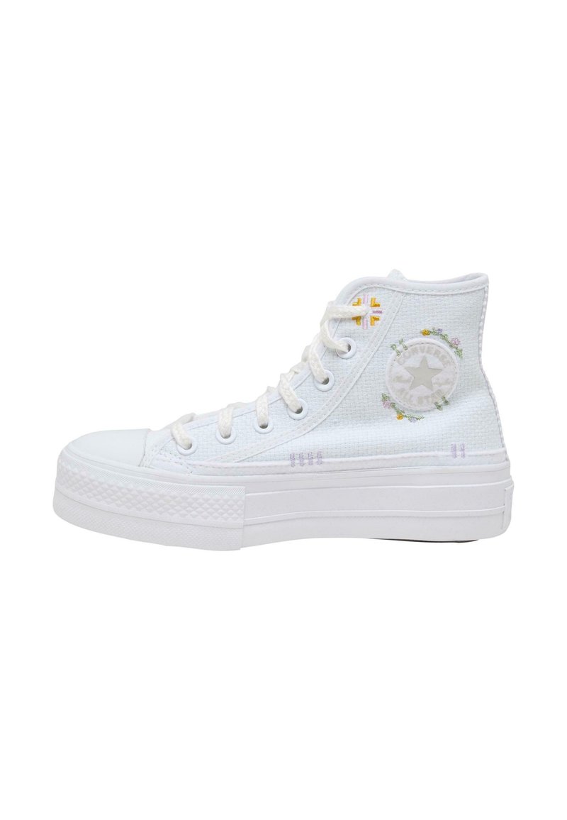 Hvit høy sneakers med teksturert canvas-overdel, kontrasterende gule og blomsterbroderier, klassisk gummitåhette og plattformsåle.