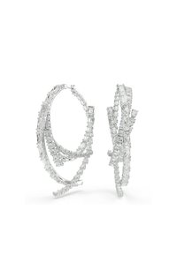 Silberne Creolen mit kunstvollen kanadischen Zirkonia, die eine Mischung aus länglichen und runden Schliffen aufweisen und ein strukturiertes Spiralmuster bilden.