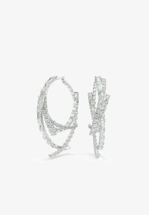 Boucles d'oreilles en argent avec des zirconias cubiques canadiens intriqués, combinant des coupes allongées et rondes, créant un design en spirale texturé.