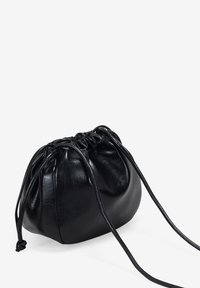Bolsa de cordón negra hecha de cuero texturizado, con forma redondeada, abertura fruncida y finas correas ajustables.