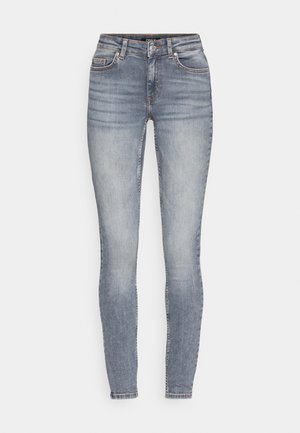 Slim-fit, lichtblauwe denim jeans met een vervaagde afwerking, vijf zakken, en subtiele stiksels. Voorzien van riemlussen en een ritssluiting.