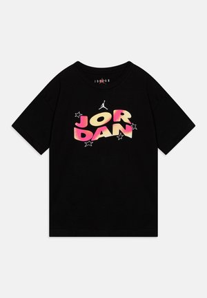 Camiseta corta negra con mangas cortas que presenta "JORDAN" en un degradado de rosa y amarillo con acentos de estrellas; hecha de algodón, con un escote redondo.