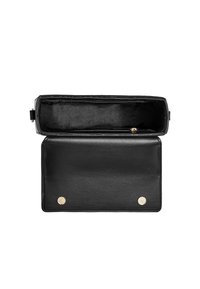 Obdélníková černá kožená taška s hladkým povrchem, s ozdobným zlatým zapínáním a otevřeným interiérem bez přihrádek.