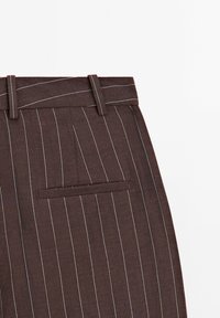 Bruine streepjesbroek met textuurstof, rechte pasvorm, een tailleband met lussen en een enkele achterzak. Witte stiksels accentueren het geheel.
