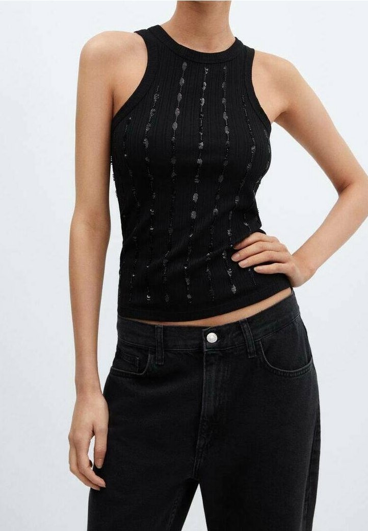 Schwarzes geripptes Tanktop mit Schulterausschnitten, verziert mit vertikalen Paillettenstreifen, kombiniert mit hochgeschnittenen schwarzen Jeans.
