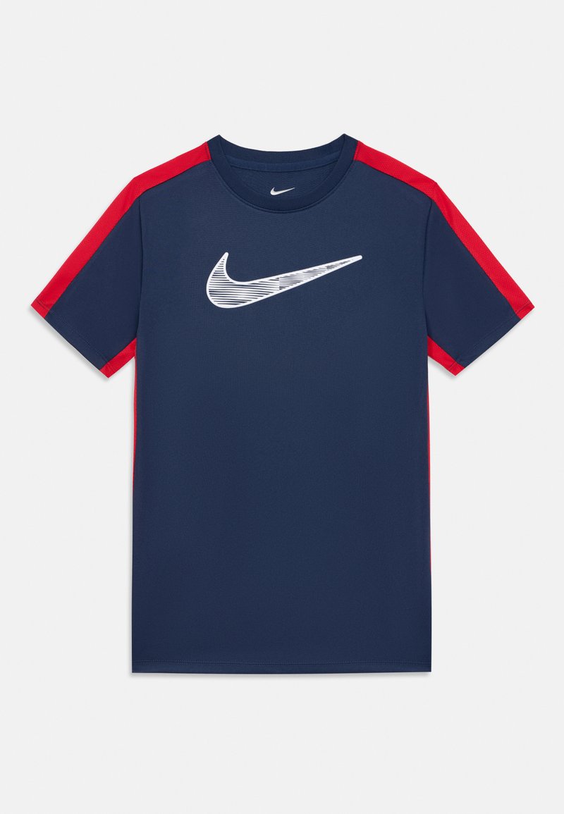 Marineblaue Sport-T-Shirt mit roten Schulterakzenten, auf der Vorderseite mit einem großen weißen Nike-Logo. Glatte Textur, kurze Ärmel.
