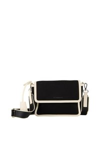 Čierna crossbody taška z látky s krémovými akcentmi, s klopou na uzatváranie, nastaviteľným popruhom a detailom loga na prednej strane.