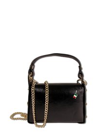 Zwarte leren handtas met een gestructureerde vorm, gouden kettingriem en een decoratieve charm in de vorm van de Italiaanse vlag. Gladde textuur met gouden hardware accenten.