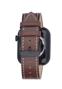 Cinturino in pelle marrone con cuciture bianche, caratterizzato da un orologio intelligente nero con quadrante rotondo e pulsante laterale. Texture liscia e design classico.