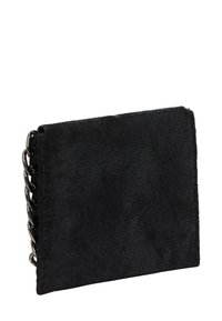 Portafoglio in suede nero con superficie texture e un accento a catena lungo un lato, forma rettangolare con bordi puliti.
