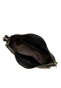 Borsa in pelle nera con texture e hardware dorato, dotata di apertura con cerniera. L'interno è foderato in tessuto marrone con una tasca.