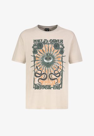 Beige Baumwoll-T-Shirt mit einem Sonnenmotiv, das komplizierte Details, Schlangen und florale Akzente aufweist. Das Design enthält den Text "WILD ONES NEVER DIE."
