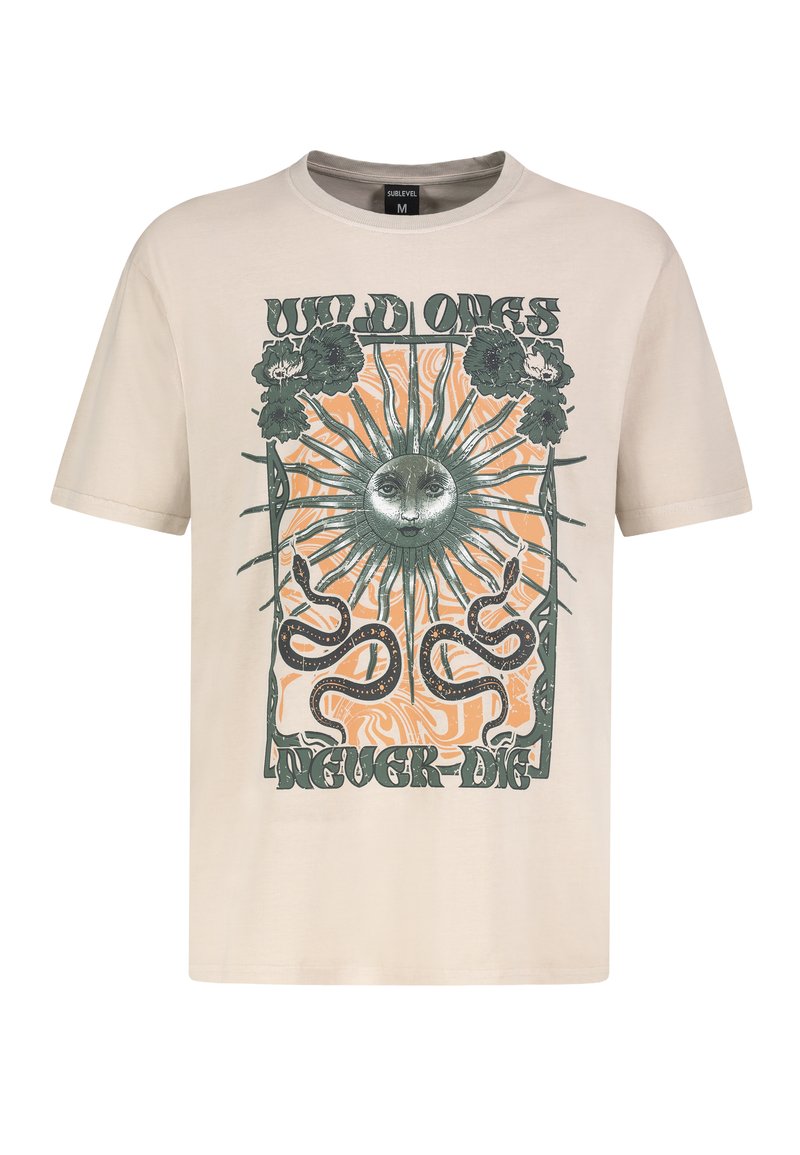Beige Baumwoll-T-Shirt mit einem Sonnenmotiv, das komplizierte Details, Schlangen und florale Akzente aufweist. Das Design enthält den Text "WILD ONES NEVER DIE."