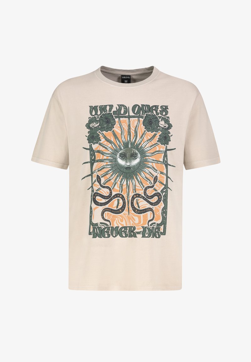 Beige Baumwoll-T-Shirt mit einem Sonnenmotiv, das komplizierte Details, Schlangen und florale Akzente aufweist. Das Design enthält den Text "WILD ONES NEVER DIE."