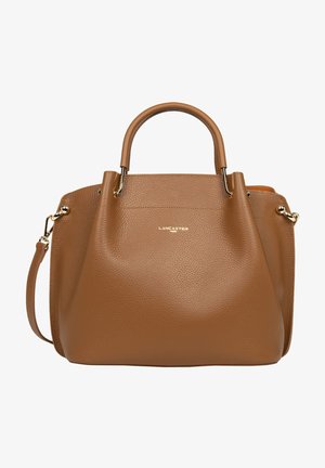 Braune Lederhandtasche mit strukturierter Oberfläche, zwei oberen Griffen, einem abnehmbaren Schulterriemen und goldfarbener Hardware. Mit einem Logo-Akzent.