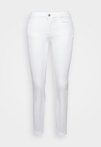 Vaqueros de denim blanco con un ajuste slim, que cuentan con un diseño de cinco bolsillos, cierre de botón de latón y detalles de costura mínimos.
