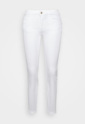 Vaqueros de denim blanco con un ajuste slim, que cuentan con un diseño de cinco bolsillos, cierre de botón de latón y detalles de costura mínimos.