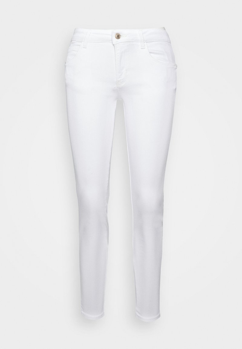 Vaqueros de denim blanco con un ajuste slim, que cuentan con un diseño de cinco bolsillos, cierre de botón de latón y detalles de costura mínimos.