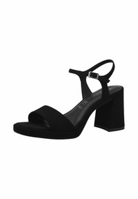 Sandale à talons bloc en suede noir avec une bride de cheville, un design à bout ouvert et une texture lisse. Elle est dotée d'une boucle en argent pour l'ajustement.