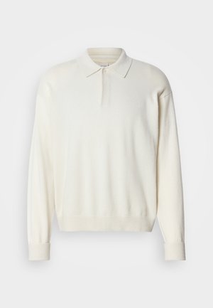 Biely, dlhý rukáv polo sveter vyrobený z jemného materiálu, s klasickým golierom, gombíkovou légou a ribovanými manžetami a spodným okrajom.