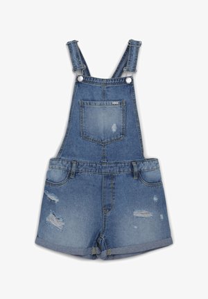 Jasnoniebieskie ogrodniczki z kieszenią, z krótkimi spodniami z podwiniętym końcem, z przetarciami oraz regulowanymi ramiączkami, noszone na białej koszuli.