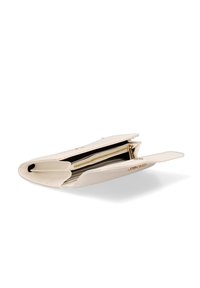 Clutch a busta di colore crema realizzata in pelle liscia. Presenta un compartimento con zip e un design piatto e snello con un accento dorato.