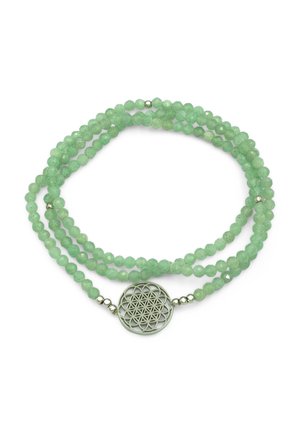 Bracciale avvolgente con perline verdi, perline distanziatrici in argento e un ciondolo rotondo in argento con un motivo geometrico del fiore della vita.
