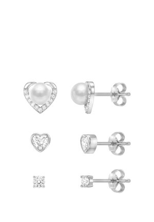 Tre par sølvstikøreringe: hjerteformede med perle og krystaller, hjerteformet krystal og rund krystal, alle med sommerfuglebagstykker.