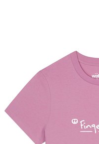 Roze katoenen T-shirt met korte mouwen en een ronde halslijn; voorzien van witte bedrukte tekst in een speelse lettertype aan de voorkant.