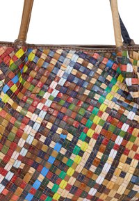 Geweven boodschappentas in verschillende tinten bruin, blauw, groen en rood. Gemaakt van gestructureerd materiaal met een gladde leren afwerking en handgrepen.