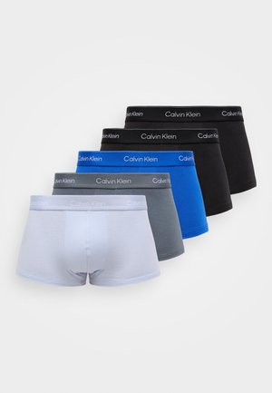 Confezione di cinque boxer in cotone di vari colori: bianco, grigio, blu e nero. Ognuno presenta un cinturino elastico con il marchio.