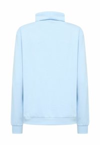 Hanorac bleu deschis cu guler înalt, mâneci lungi și talie elastică. Textură netedă, design minimalist fără ornamentații.