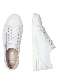 Baskets blanches en cuir avec un bout rond, un laçage à l'avant, une fermeture éclair sur le côté et une semelle en caoutchouc texturée avec des rainures de traction.