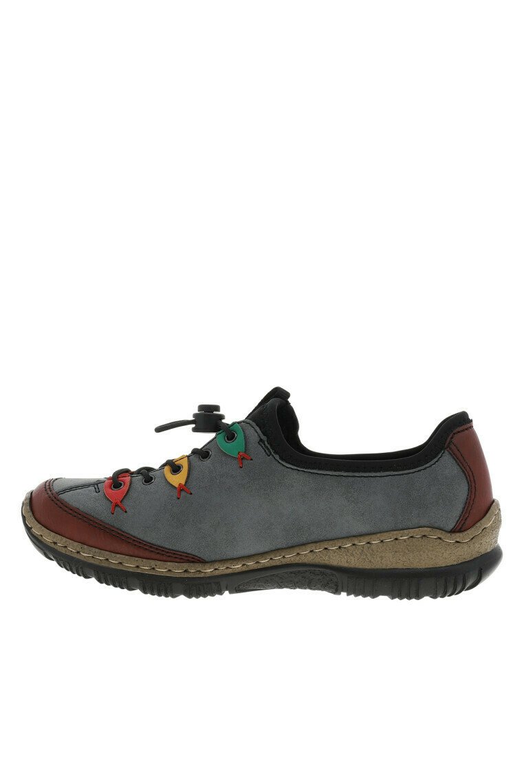 Chaussure en suède gris avec des accents rouges, motif en superposition semblable à des lacets avec des boucles colorées, et une semelle en caoutchouc texturée beige. Bout rond et profil bas.