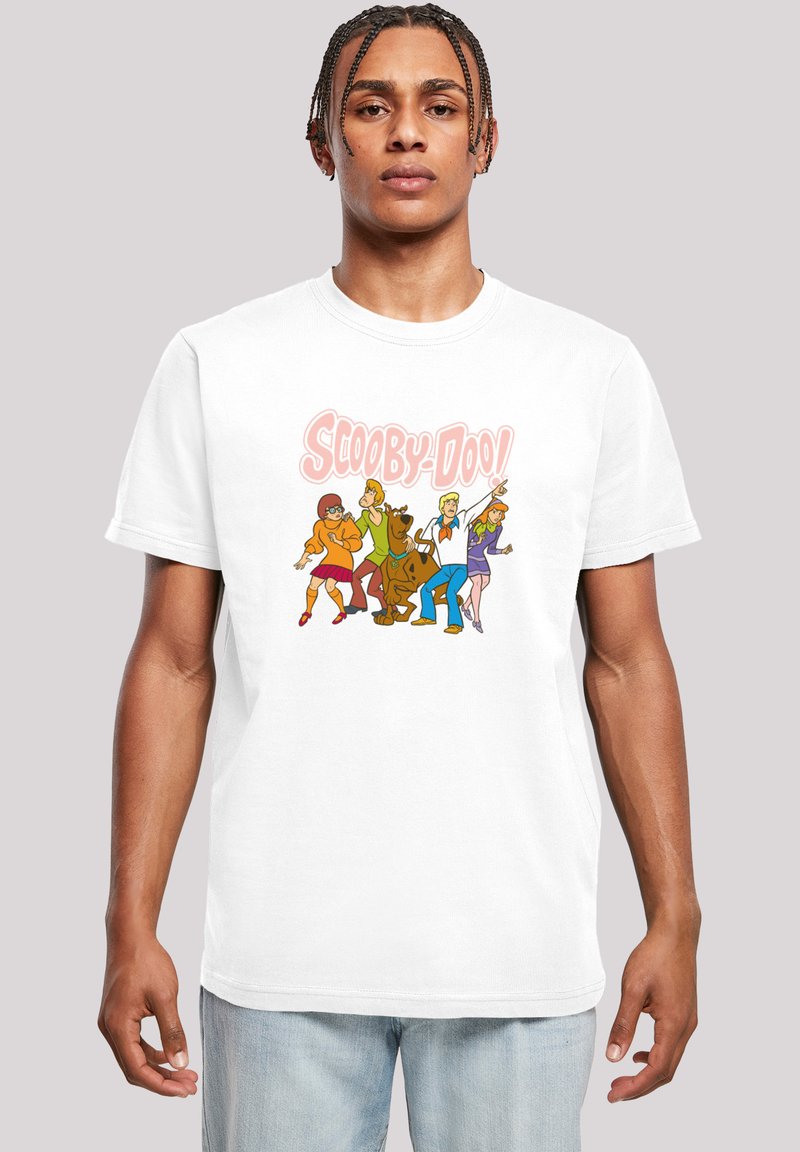 Hvit bomulls t-skjorte med fargerike tegneseriefigurer fra "Scooby-Doo," med en dristig grafisk trykk på forsiden. Standard passform.