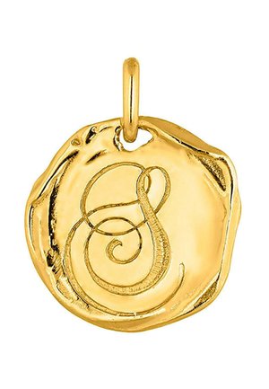 Colgante de oro con un diseño circular y ondulado que presenta una letra "S" en cursiva grabada en el centro. Superficie lisa y brillante con un lazo para colgar.