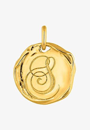 Colgante de oro con un diseño circular y ondulado que presenta una letra "S" en cursiva grabada en el centro. Superficie lisa y brillante con un lazo para colgar.