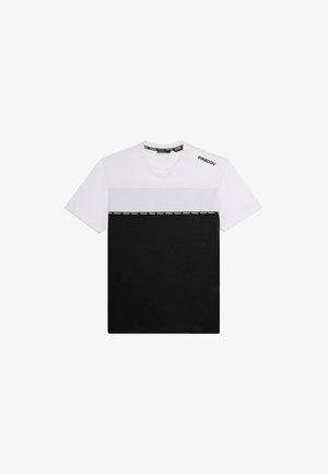 Maglietta a maniche corte a blocchi di colore con metà superiore bianca, metà inferiore nera, e logo "FREDDY" sulla spalla e sulla fascia del colletto.