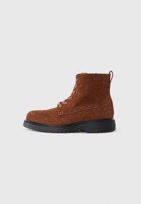 Unselected, sorrel horse/black