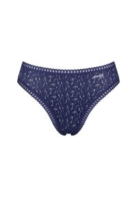 Granatowe majtki typu bikini z koronką, w geometryczny wzór, z falbany na brzegach i małym logo na pasku. Teksturowany materiał.