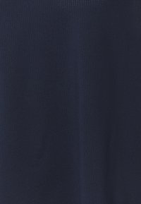 Granatowa tkanina o delikatnym, teksturowanym wzorze, miękka i elastyczna, wydaje się lekka i oddychająca, odpowiednia do odzieży.