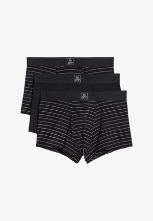Drei Paar schwarze Herrenboxershorts, zwei mit dünnen weißen horizontalen Streifen und eins einfarbig schwarz, jeweils mit schwarzem Bund und Logo-Patch.